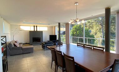 Moderna Casa en venta en Sierra de Los Padres con pileta