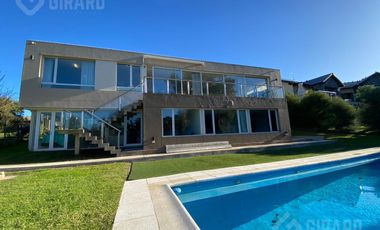 Moderna Casa en venta en Sierra de Los Padres con pileta