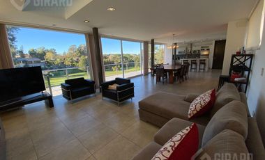 Moderna Casa en venta en Sierra de Los Padres con pileta