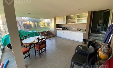 Moderna Casa en venta en Sierra de Los Padres con pileta