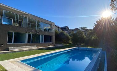 Moderna Casa en venta en Sierra de Los Padres con pileta