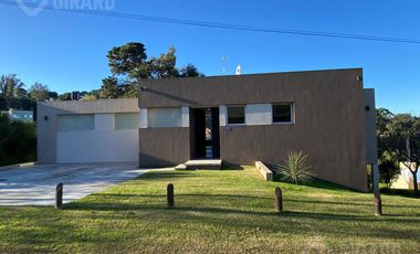 Moderna Casa en venta en Sierra de Los Padres con pileta