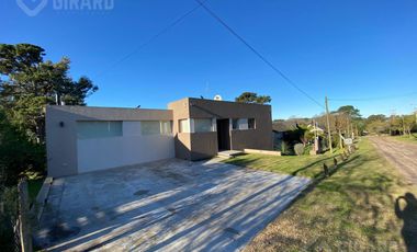 Moderna Casa en venta en Sierra de Los Padres con pileta