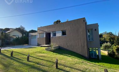 Moderna Casa en venta en Sierra de Los Padres con pileta