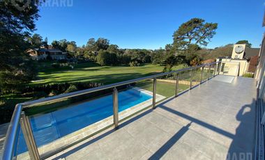 Moderna Casa en venta en Sierra de Los Padres con pileta