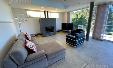 Moderna Casa en venta en Sierra de Los Padres con pileta