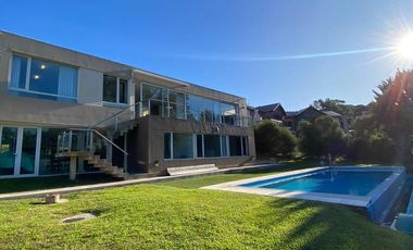 Moderna Casa en venta en Sierra de Los Padres con pileta