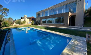 Moderna Casa en venta en Sierra de Los Padres con pileta