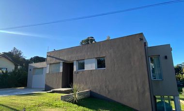 Moderna Casa en venta en Sierra de Los Padres con pileta