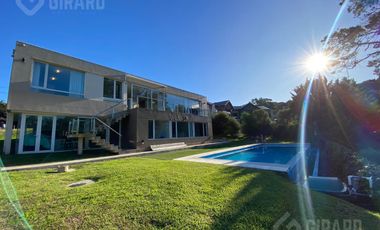Moderna Casa en venta en Sierra de Los Padres con pileta
