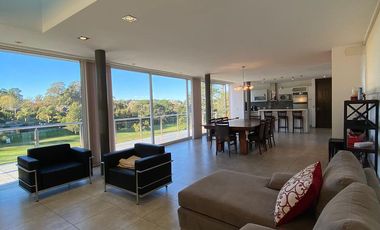 Moderna Casa en venta en Sierra de Los Padres con pileta