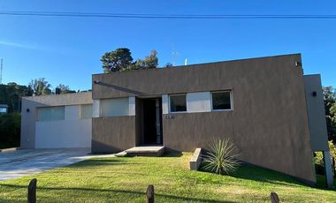 Moderna Casa en venta en Sierra de Los Padres con pileta