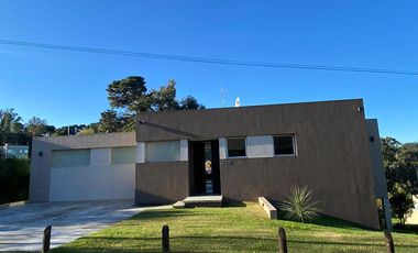 Moderna Casa en venta en Sierra de Los Padres con pileta