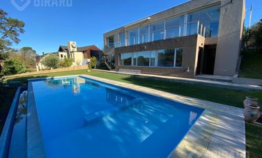 Moderna Casa en venta en Sierra de Los Padres con pileta