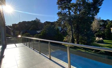 Moderna Casa en venta en Sierra de Los Padres con pileta