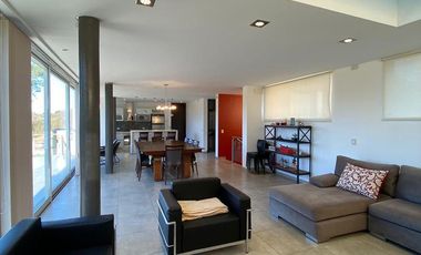 Moderna Casa en venta en Sierra de Los Padres con pileta