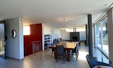 Moderna Casa en venta en Sierra de Los Padres con pileta