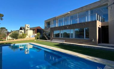 Moderna Casa en venta en Sierra de Los Padres con pileta