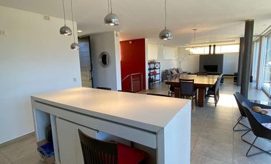Moderna Casa en venta en Sierra de Los Padres con pileta