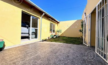 Casa en venta en Temperley: 2 dormitorios, garage cubierto, quincho y patio.