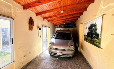 Casa en venta en Temperley: 2 dormitorios, garage cubierto, quincho y patio.