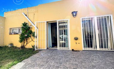 Casa en venta en Temperley: 2 dormitorios, garage cubierto, quincho y patio.