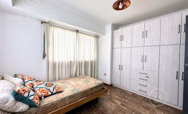 Casa en venta en Temperley: 2 dormitorios, garage cubierto, quincho y patio.