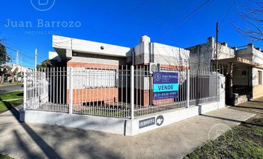 Casa en venta en Temperley: 2 dormitorios, garage cubierto, quincho y patio.