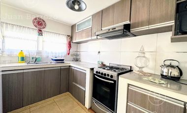 Casa en venta en Temperley: 2 dormitorios, garage cubierto, quincho y patio.
