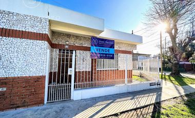Casa en venta en Temperley: 2 dormitorios, garage cubierto, quincho y patio.