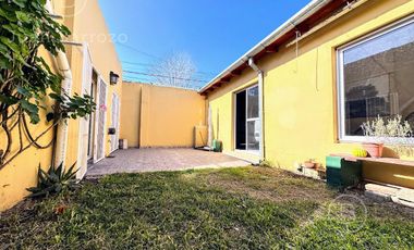 Casa en venta en Temperley: 2 dormitorios, garage cubierto, quincho y patio.