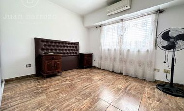 Casa en venta en Temperley: 2 dormitorios, garage cubierto, quincho y patio.