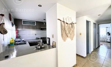 Casa en venta en Temperley: 2 dormitorios, garage cubierto, quincho y patio.