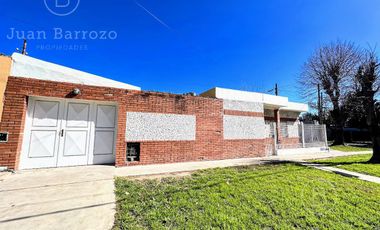 Casa en venta en Temperley: 2 dormitorios, garage cubierto, quincho y patio.