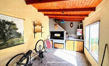 Casa en venta en Temperley: 2 dormitorios, garage cubierto, quincho y patio.
