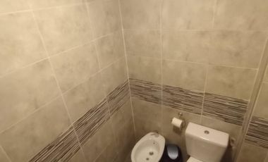 Casa de 4 ambientes y consultorio u oficina en venta en Lomas oeste, cochera y terraza con parrilla