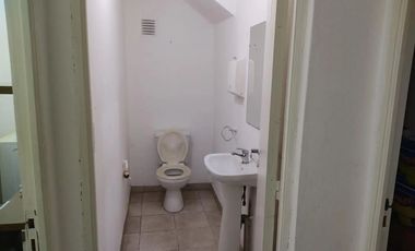 Edificio de tres plantas  para reciclar en vivienda.