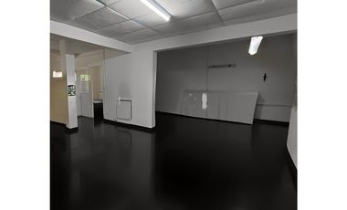 Edificio de tres plantas  para reciclar en vivienda.