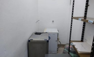 Edificio de tres plantas  para reciclar en vivienda.