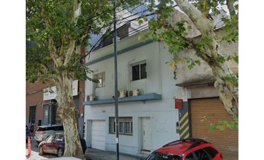 Edificio de tres plantas  para reciclar en vivienda.