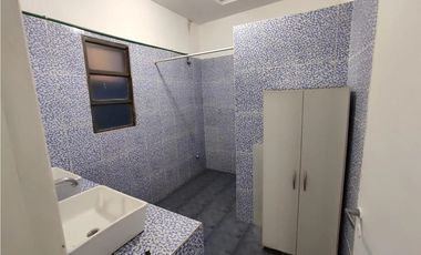 Edificio de tres plantas  para reciclar en vivienda.