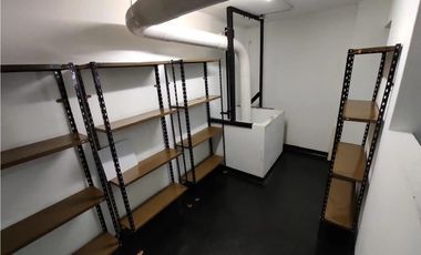 Edificio de tres plantas  para reciclar en vivienda.