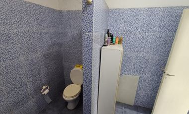 Edificio de tres plantas  para reciclar en vivienda.