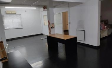 Edificio de tres plantas  para reciclar en vivienda.