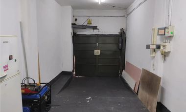 Edificio de tres plantas  para reciclar en vivienda.