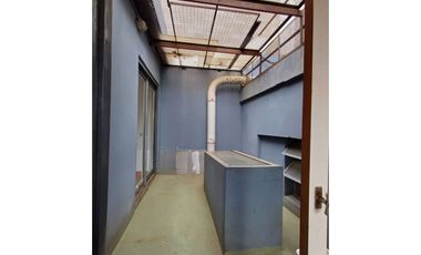 Edificio de tres plantas  para reciclar en vivienda.