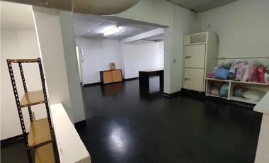 Edificio de tres plantas  para reciclar en vivienda.