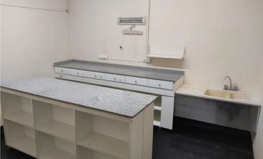 Edificio de tres plantas  para reciclar en vivienda.