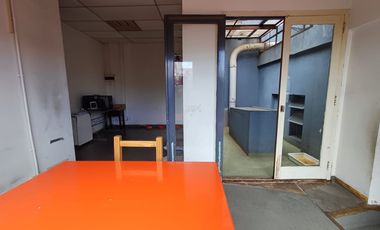 Edificio de tres plantas  para reciclar en vivienda.