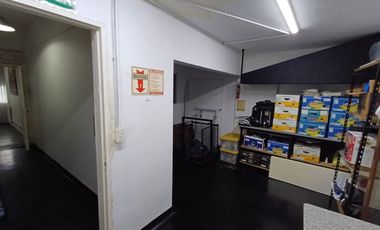 Edificio de tres plantas  para reciclar en vivienda.